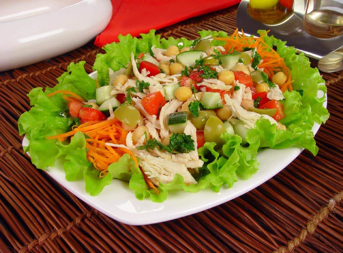 salada de grande-de-bico com frango